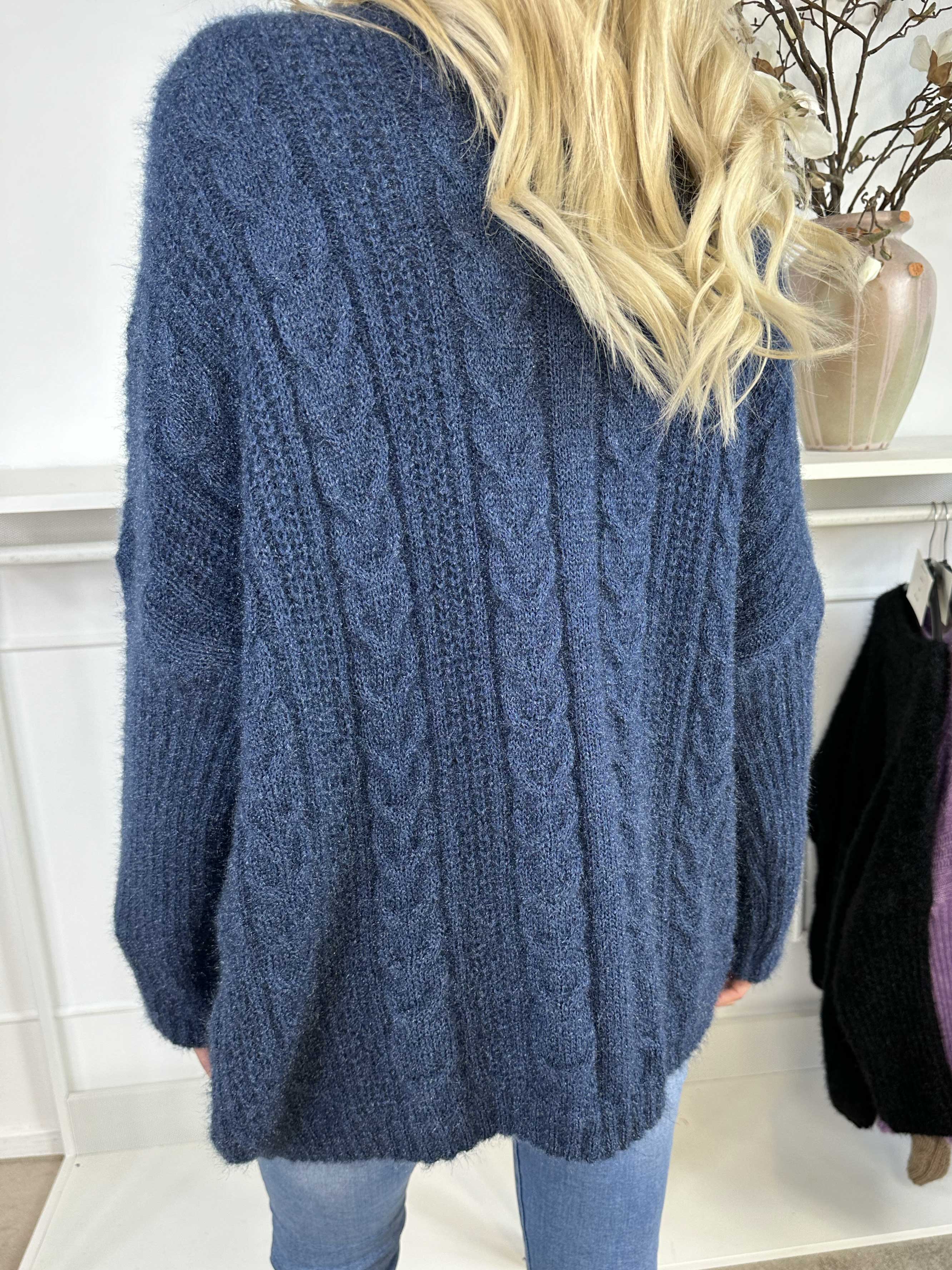 Johanna - Strikbluse med kabelstrik i shiny strik